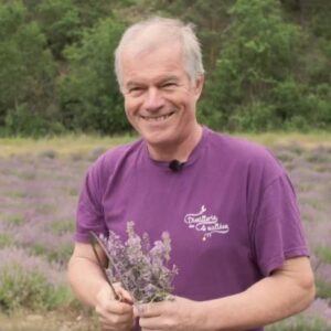 Portrait d'Alain, responsable de la distillerie de lavande fine dans le Vercors en montagne