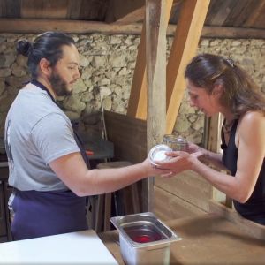 Alvin faisant découvrir du pollen noir fermenté à Céline