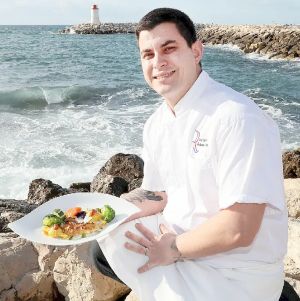 Portrait de ludocvic, chef d'un retsaurant gastronomique utilisant du pollen et du miel sauvage des alpes